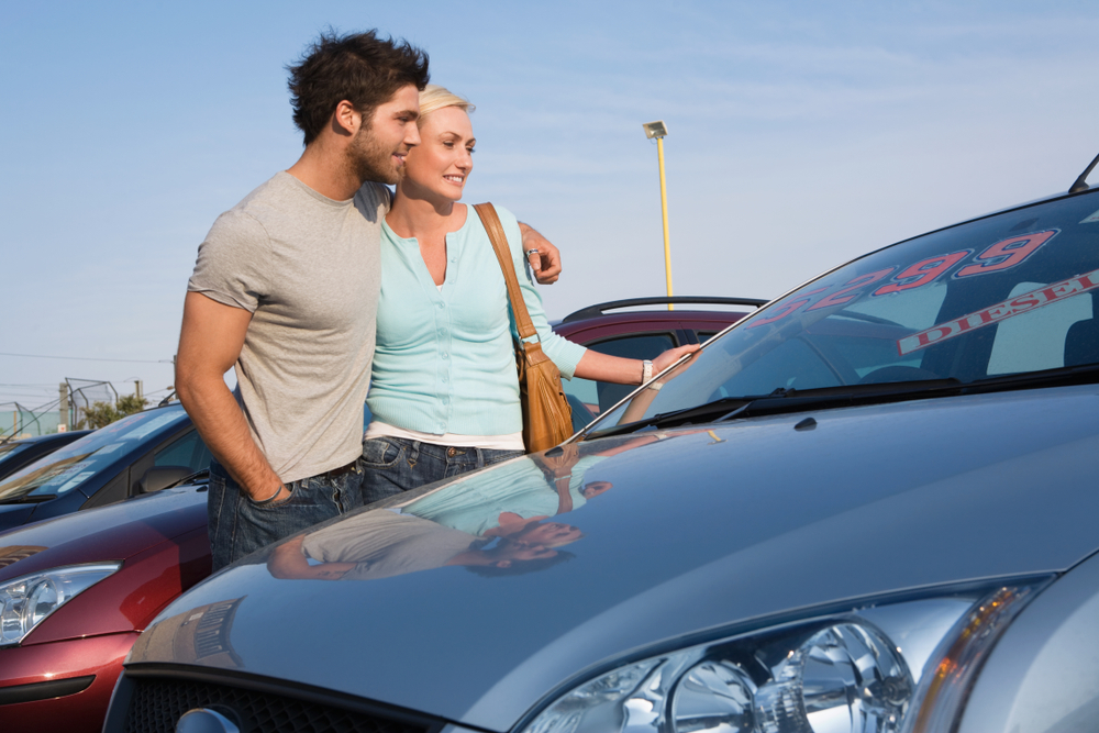 Can I Go To A Car Dealership And Just Look Around? (What Not To Do)